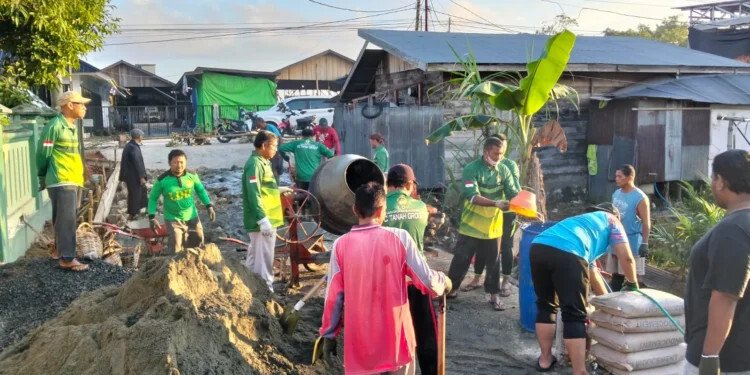 Puluhan warga Pimpinan Anak Cabang (PAC) LDII Desa Sangkuriman, Paser berkolaborasi dengan anggota Senkom Mitra Polri Kabupaten Paser dan masyarakat setempat, bergotong royong mengecor jalan. Foto: LINES