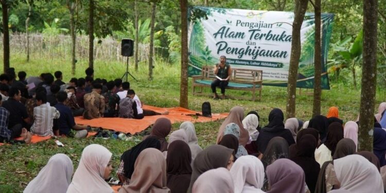 Sekitar 450 pemuda LDII Kediri mengikuti kegiatan Pengajian Alam Terbuka dan Penghijauan yang digelar di kawasan Perkebunan PT Secang Sukosewu, Mojo, Kabupaten Kediri, pada Minggu (17/5). Foto: LINES