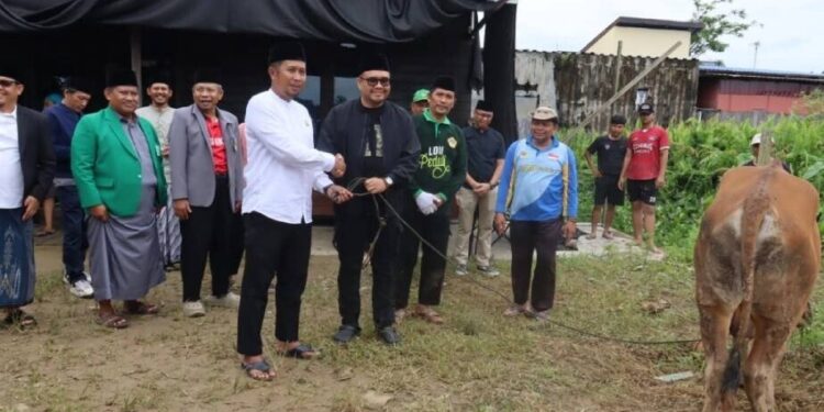 Bupati Kutai Kartanegara (Kukar) Aulia Rahman Basri menghadiri penyembelihan kurban di Kelurahan Loa Ipuh, Tenggarong. Foto: LINES.