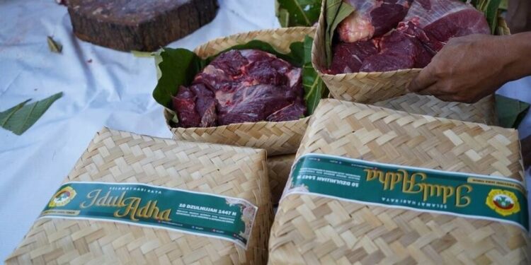 DPW LDII Jawa Timur menggunakan besek bambu sebagai pengganti kantong plastik membagikan daging kurban. Foto: LINES.