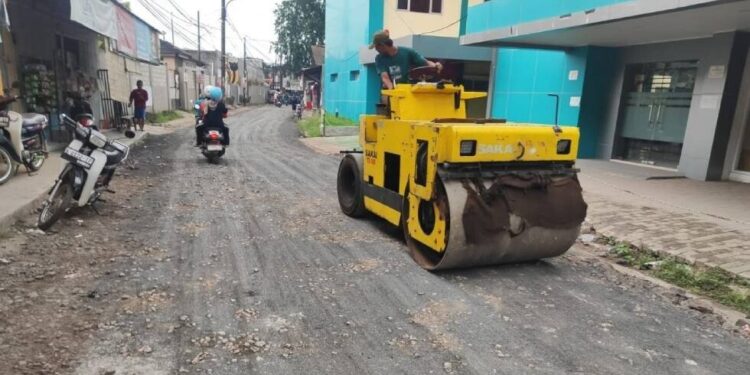 Pondok Pesantren Mahasiswa Achmad Basyarie (PPM AB) Serang membantu pengaspalan jalan. Foto: LINES.