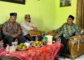 Silaturahim dengan KH Ahmad Farur Rozi, DPP LDII Hadiahkan Buku Penelitian Tentang LDII