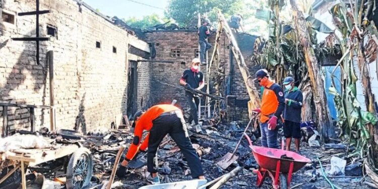 Relawan Pemuda LDII bersama Senkom SAR Klaten dan warga bergotong royong membersihkan puing-puing rumah milik Legiman yang terbakar di Trucuk, Klaten, Jawa Tengah. Foto: LINES